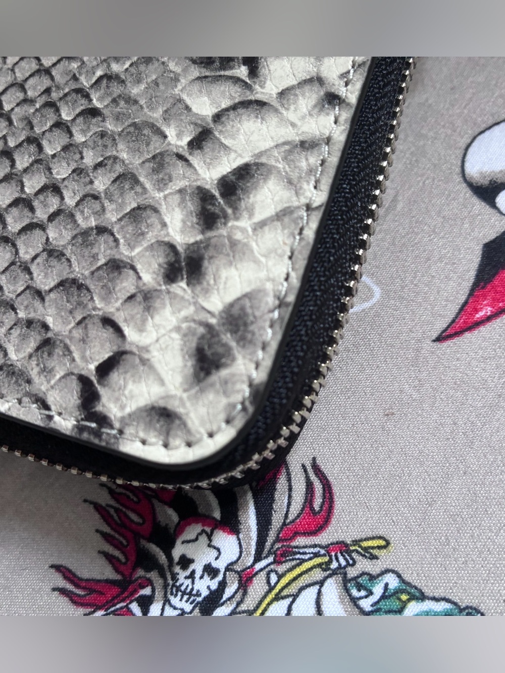 LIKE NEW! TORY BURCH Snakeskin Leather Zip Wallet Gray White Black Snake Print - Picture 9 of 9